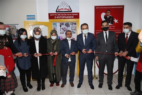 Valimiz Abdullah AYAZ'ın Teşrifleriyle İlçemiz Şehitler İlkokulunda Şehit Mu. Asb. Kd. Çvş. Harun Turhan Z-Kütüphanesinin Açılışı Gerçekleştirildi.